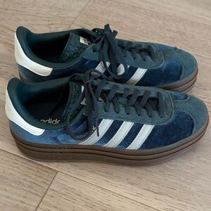 Adidas green women’s platform Gazelle sz7